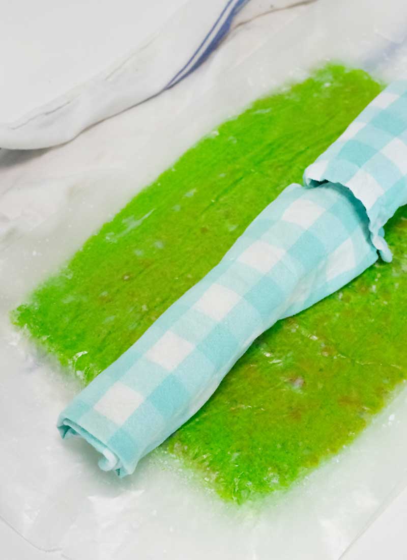 place towels onto the roll cake