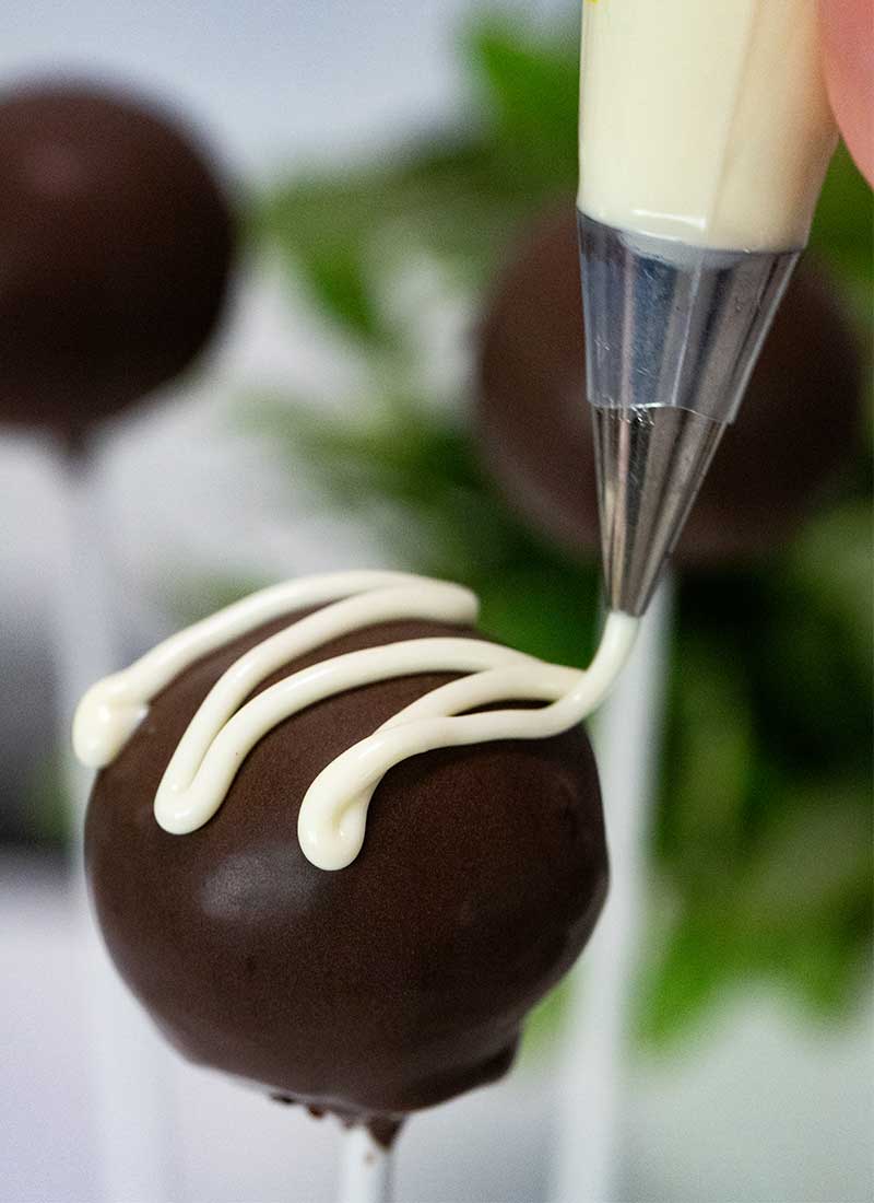 drizzle brownie pops with white chocolate